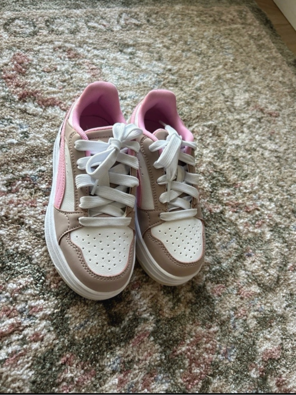 Puma Kids Low-Top Sneakers in Pink, White & Tan